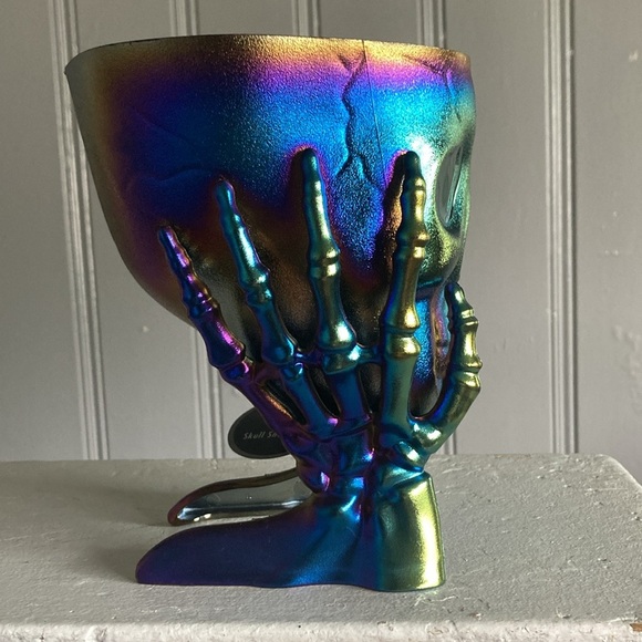 NWT Green Iridescent Oil Slick Skull 💀 in Hands Snack or Candy Bowl Decoration - Picture 4 of 17